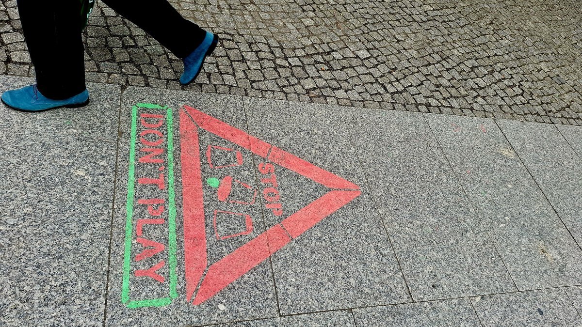 A public warning sign about fraud